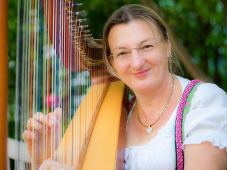 Karoline Frey an der Harfe
